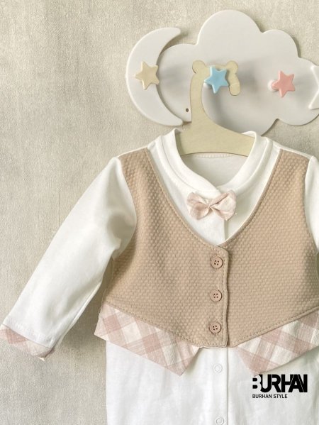 أبيض وبيج غامق