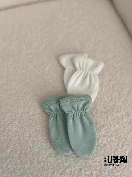 أبيض وفستقي